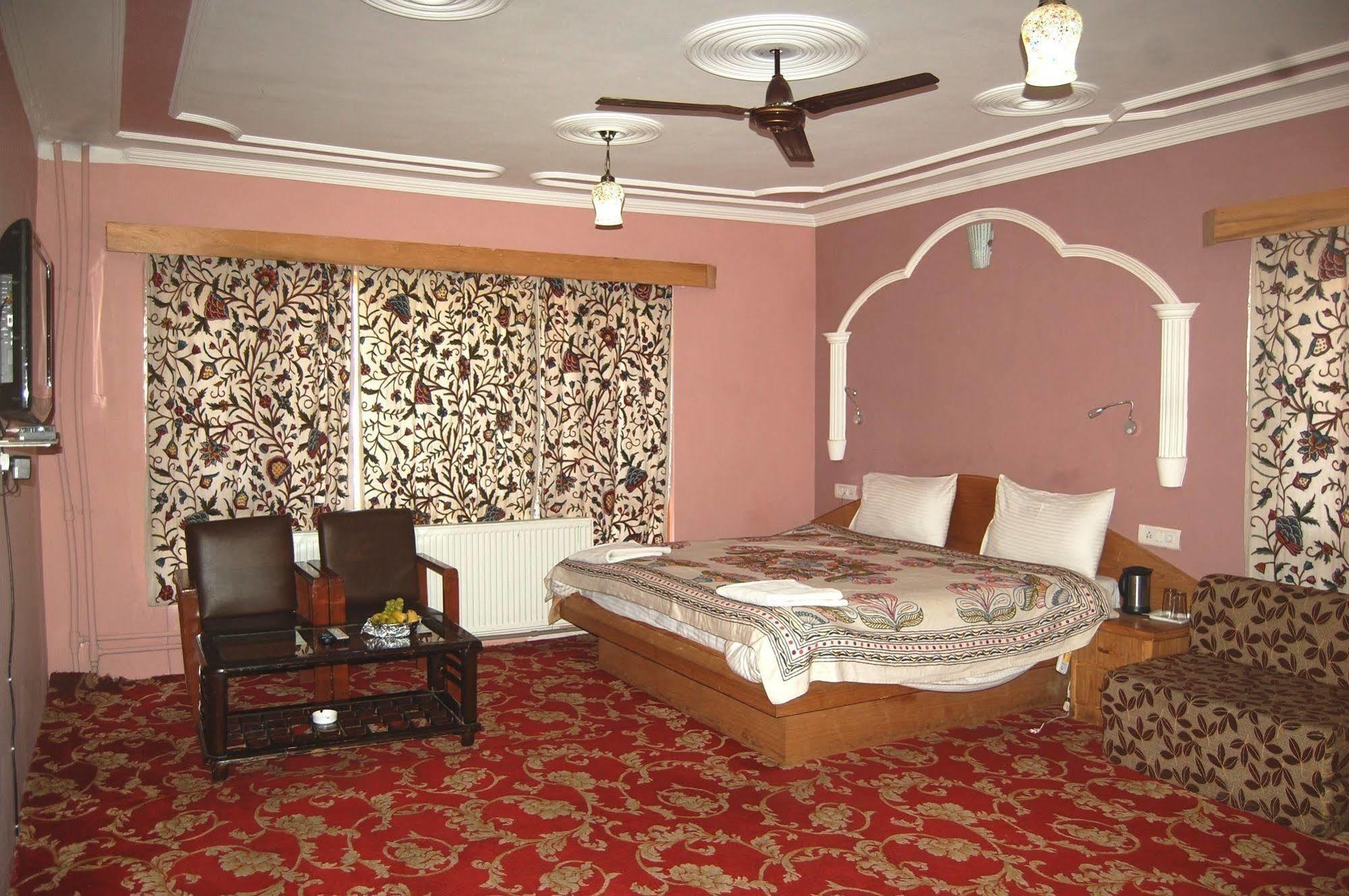 Hotel Paradise Inn Pahalgam Exterior photo