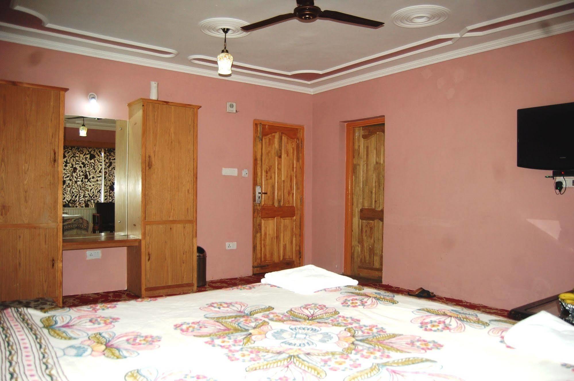 Hotel Paradise Inn Pahalgam Exterior photo