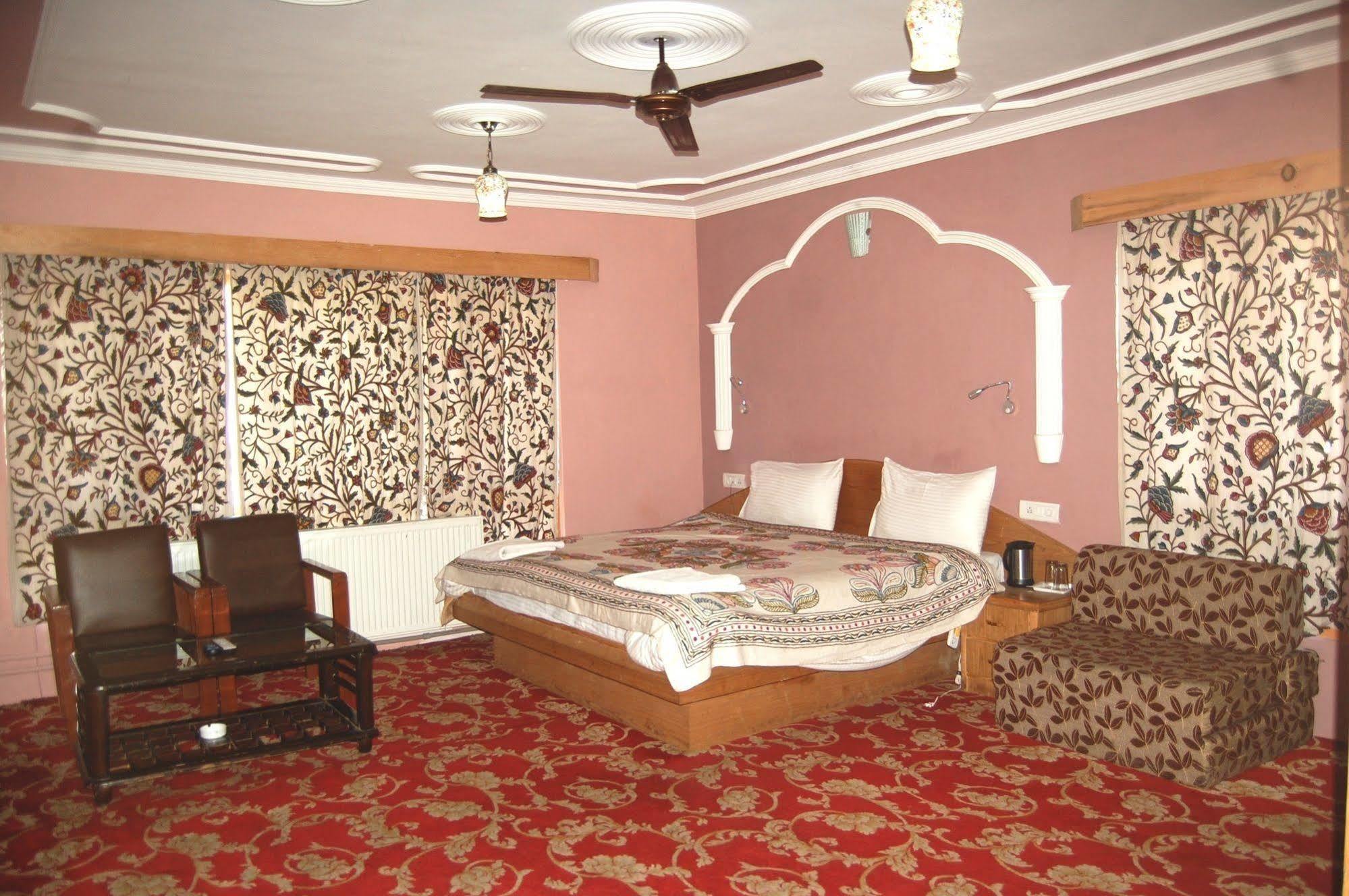 Hotel Paradise Inn Pahalgam Exterior photo