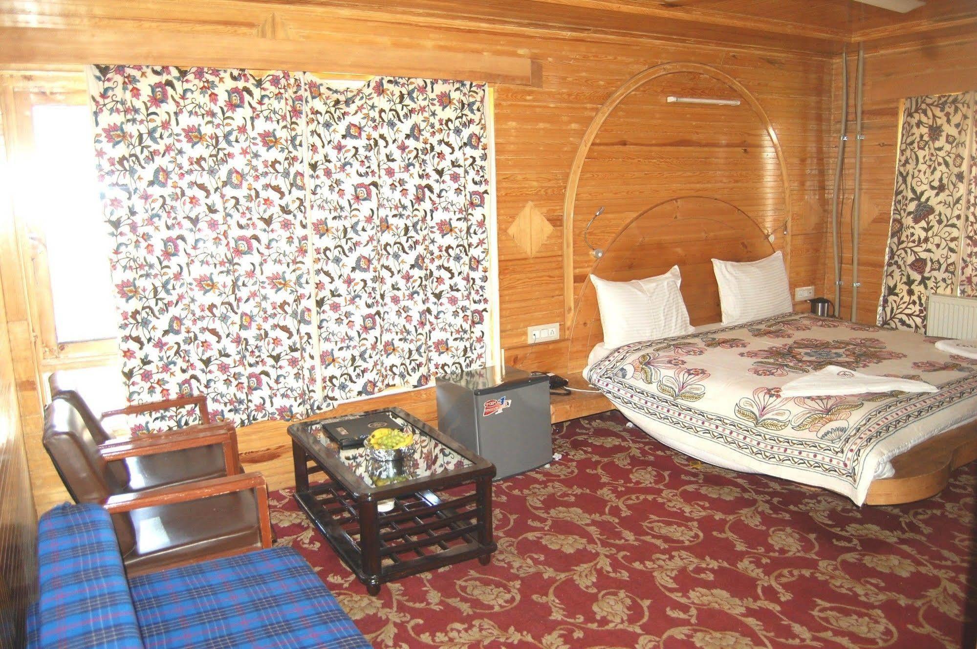 Hotel Paradise Inn Pahalgam Exterior photo