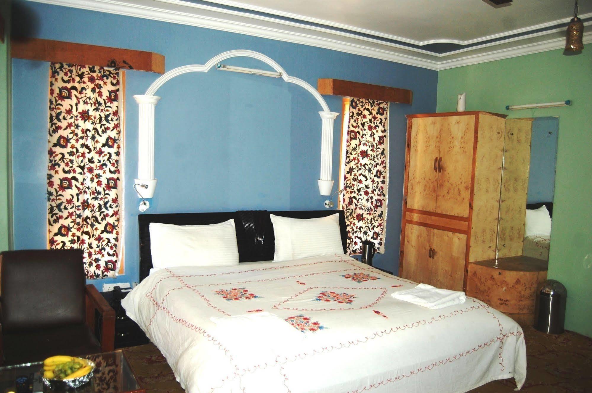 Hotel Paradise Inn Pahalgam Exterior photo